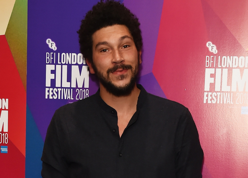   Joel Fry, Bank Of Dave'de Londralı genç avukat Hugh'u oynuyor..