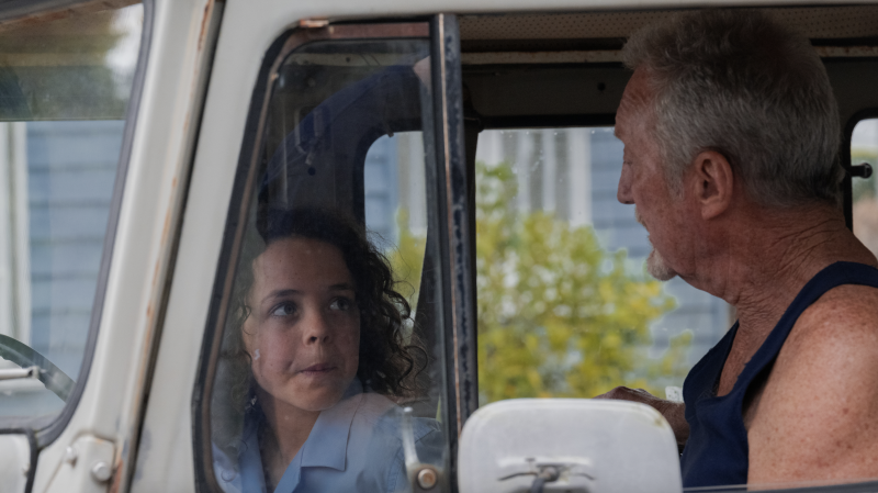   Boy Swallows Universe'de elix Cameron Eli Bell rolünde, Bryan Brown ise Slim Halliday rolünde