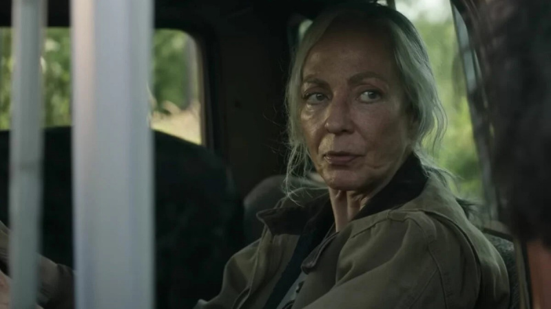   Allison Janney sjedi u kamionu kao Lou u Lou