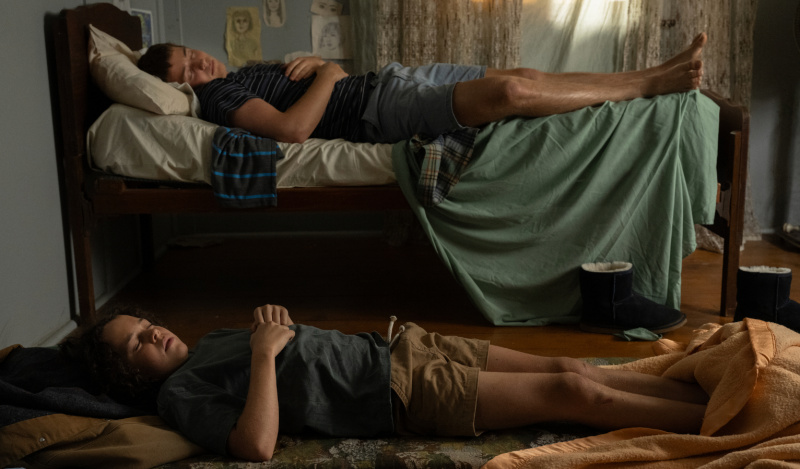 Boy Swallows Universe bölüm 2'de Eli Bell rolünde Felix Cameron, Gus Bell rolünde Lee Halley