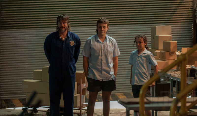   Boy Swallows Universe'de Travis Fimmel, Lee Halley ve Felix Cameron