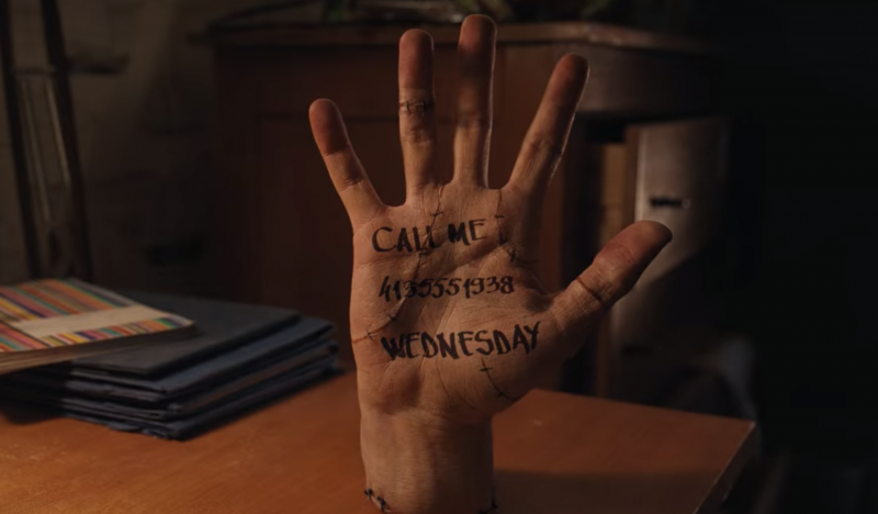   Нещо със съобщение, което гласи"call me, Wednesday"