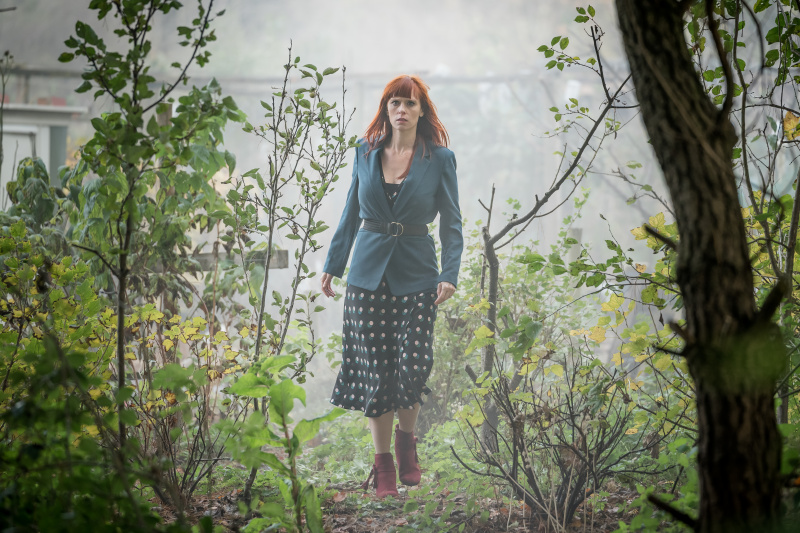   Zoe Chahal geht in „Safe“ auf Netflix durch einen Wald