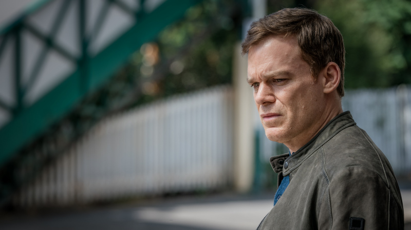   Tom blickt besorgt auf einen Bahnhof in „Safe“ auf Netflix