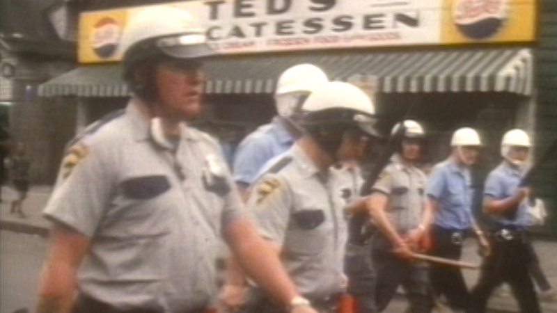   Ein Standbild von Polizisten an der Macht.