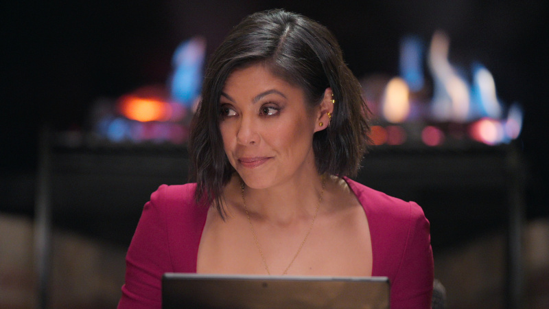   Alex Wagner, presentador de The Mole, con un vestido rosa