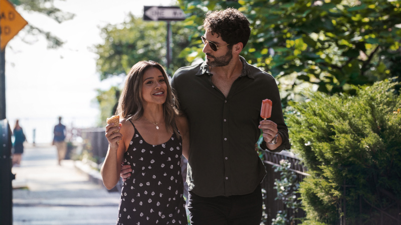   จีน่า โรดริเกซ และทอม เอลลิส ใน Netflix's Players