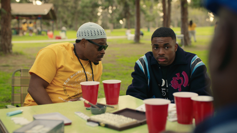   Kareem Grimes และ Vince Staples นั่งข้างถ้วยสีแดงในรายการ Vince Staples Show