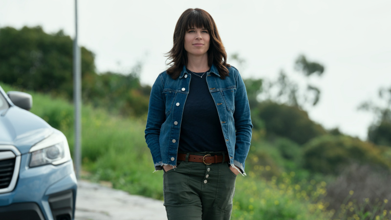   Neve Campbell, The Lincoln Lawyer 3. sezon 6. bölümde yürüyen Maggie rolünde