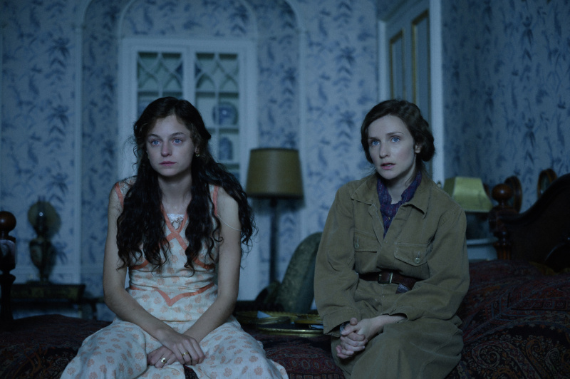   (Soldan Sağa) Lady Constance rolünde Emma Corrin ve Hilda rolünde Faye Marsay