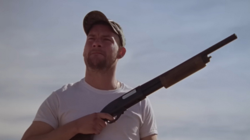   Dwayne (Jake Weary) med hagle i hånden i How To Blow Up a Pipeline