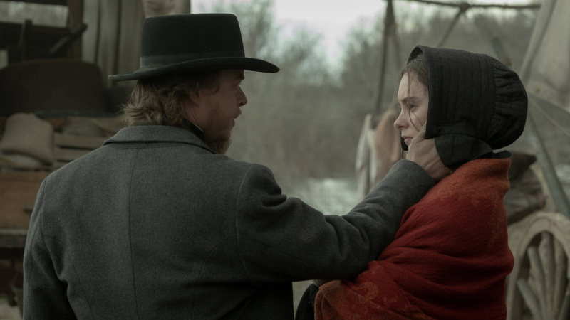  Dane DeHaan og Saura Lightfoot-Leon på Netflix's American Primeval ep 1