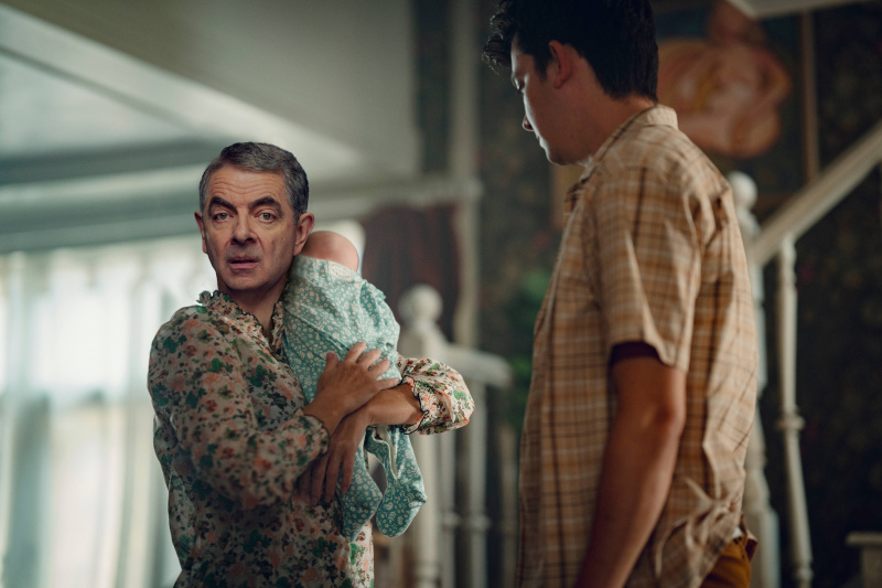  Rowan Atkinson als Trevor, der in „Man vs Baby“ ein Baby hält