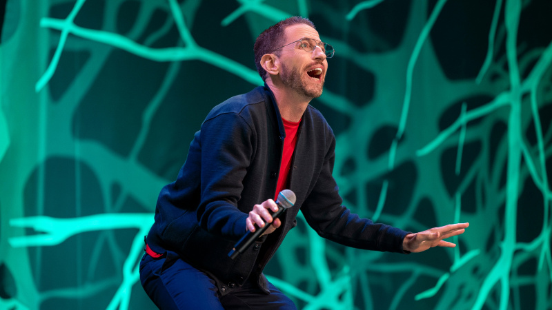   Neal Brennan v špeciálnej stand-up komédii Crazy Good na Netflixe