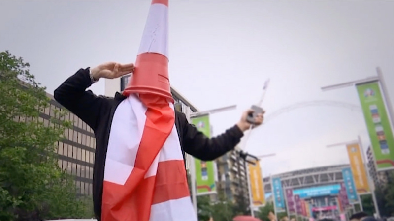   Мужчина с дорожным конусом на голове в Netflix's The Final: Attack on Wembley.