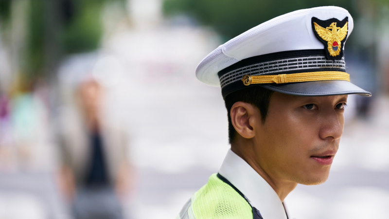   Jun-ho u svojoj uniformi za kontrolu prometa u 2. sezoni Squid Game