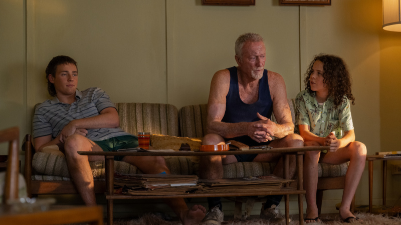   Felix Cameron, Bryan Brown'la birlikte Eli rolünde.