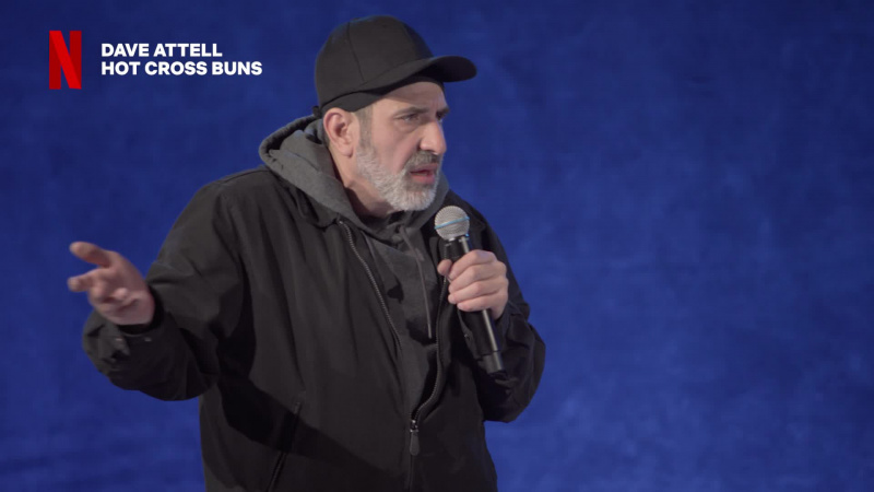   Dave Attell u stand-up specijalu Hot Cross Buns na Netflixu