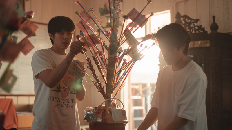  Pachara Chirathivat i Teeradon Supapunpinyo u Netflixu's The Believers