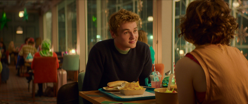  Oliver Jones op date met Hadley Sullivan.
