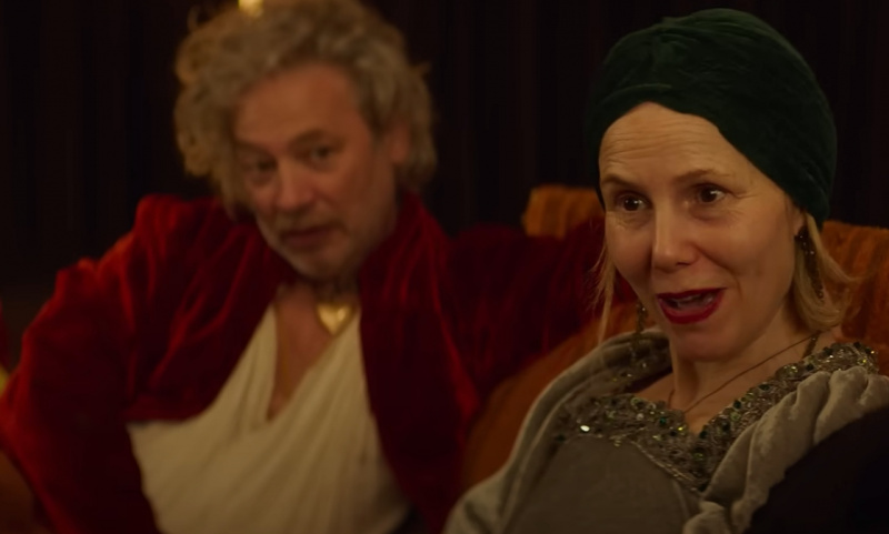   Tessa Jones draagt ​​een groene fluwelen hoed en een Shakespeare-jurk.