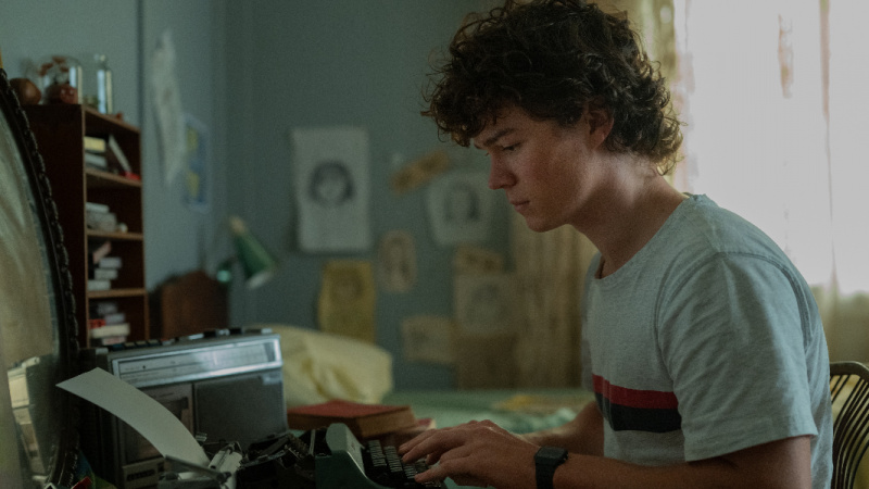   Zac Burgess kot najstnica Eli Bell v filmu Boy Swallows Universe