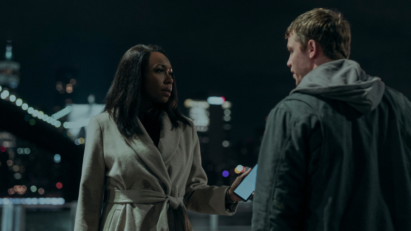 Catherine rencontre Peter dans la saison 2 de The Night Agent
