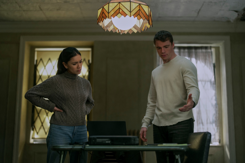   Rose et Peter examinent les preuves dans la saison 2 de The Night Agent