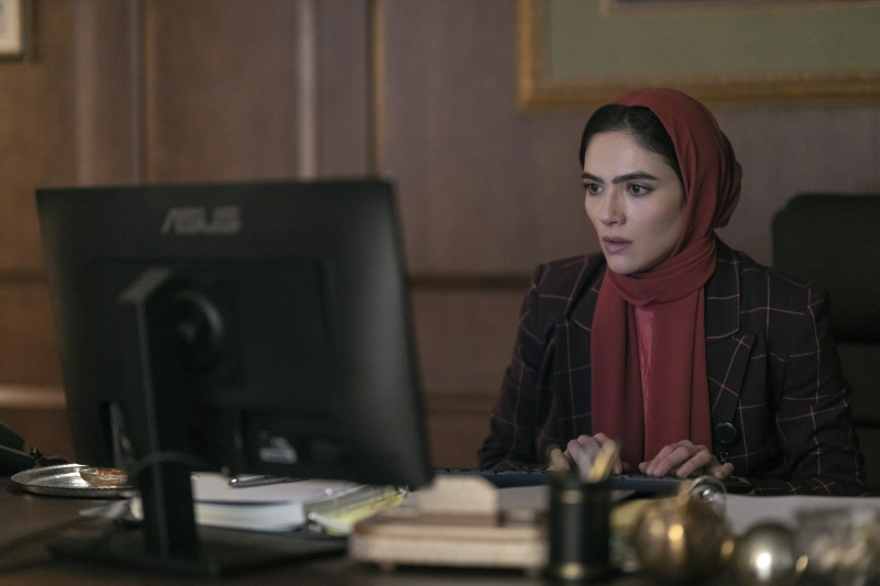   Noor fouille un ordinateur dans The Night Agent saison 2