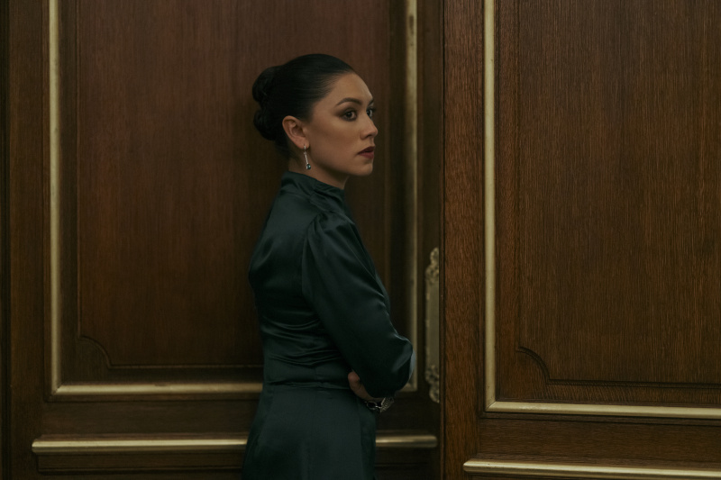   Rose se faufile chez l'ambassadeur iranien's office in The Night Agent season 2