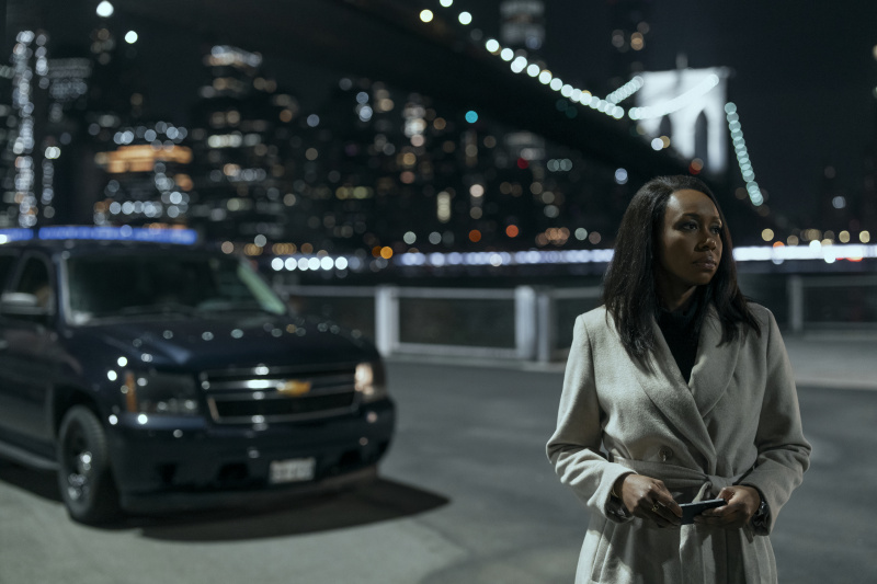   Catherine se tient près du pont la nuit dans The Night Agent saison 2