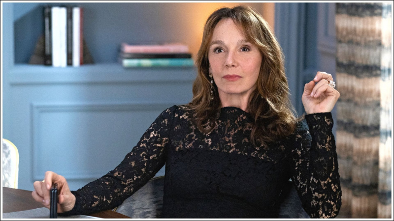   Emilia a Parigi. Philippine Leroy-Beaulieu nel ruolo di Sylvie Grateau nell'episodio 201 di Emily a Parigi