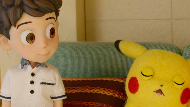   Ein Standbild von Pokémon Concierge mit einem Stop-Motion-Jungen und einem Pikachu
