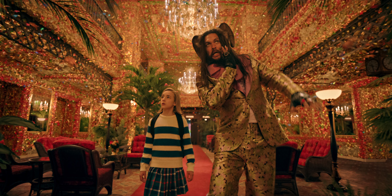   (De izquierda a derecha) Marlow Barkley como NEMO y Jason Momoa como FLIP