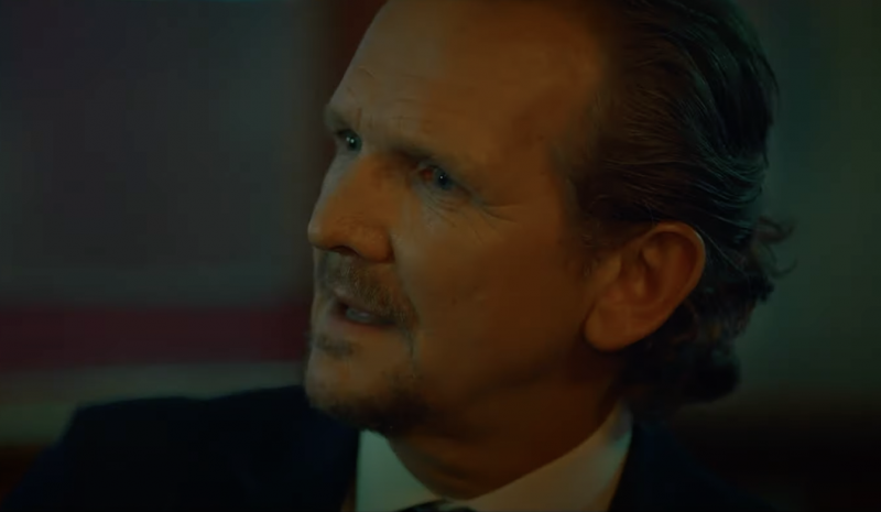   Sebastian Roche ako Scott Crane
