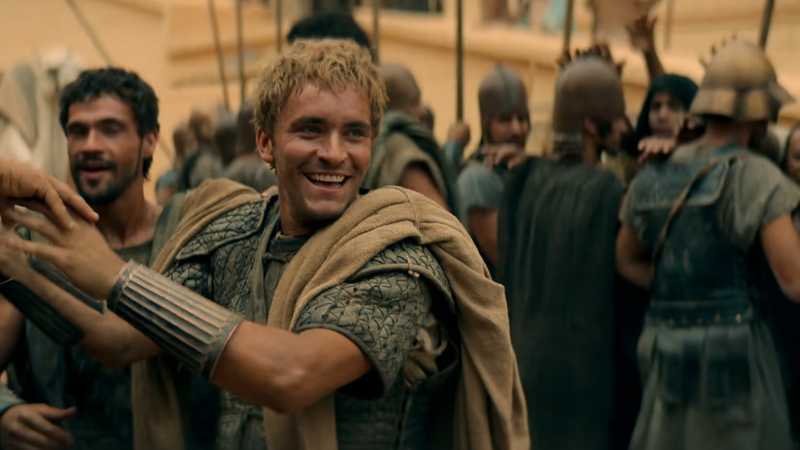 Ο Alexander (Buck Braithwaite) γιορτάζει με συναδέλφους του στρατιώτες στο Netflix's Alexander: The Making of a God