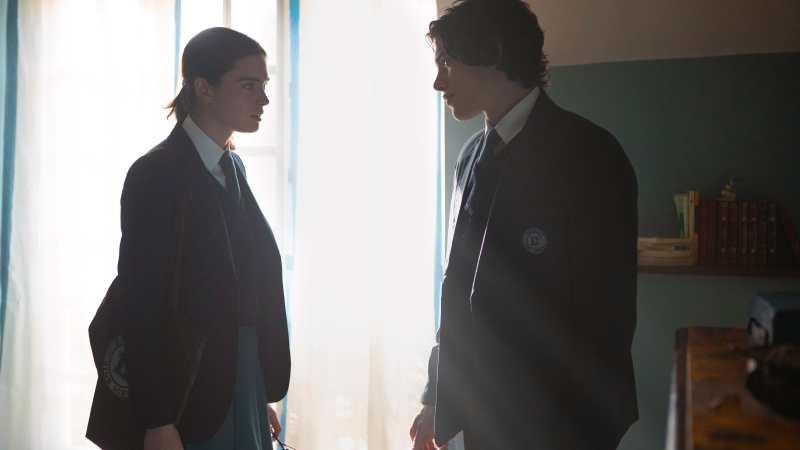   Caterina Ferioli a Simone Baldasseroni na Netflixe's The Tearsmith