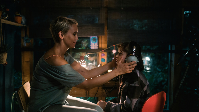   Peri Baumeister ja Yuna Bennett elokuvassa The Signal Netflixissä