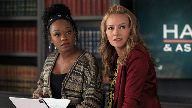 The Lincoln Lawyer'ın 3. sezon 5. bölümünde Izzy Letts rolünde Jazz Raycole ve Lorna Crane rolünde Becki Newton yer alıyor.