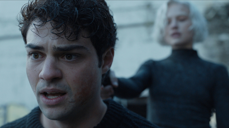   Nicka hoiab Owenile relva's head in The Recruit season 2