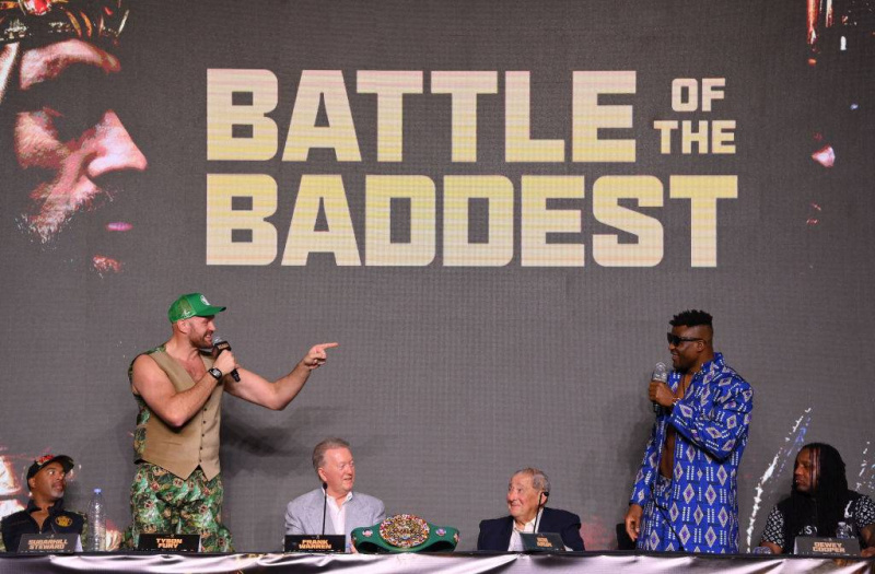  Tyson Fury i Francis Ngannou na tiskovnoj konferenciji Battle of the Baddest