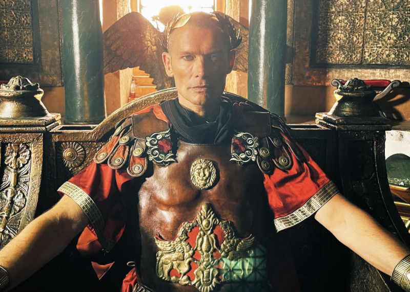   John Partridge ως Julius Caesar στη Βασίλισσα Κλεοπάτρα