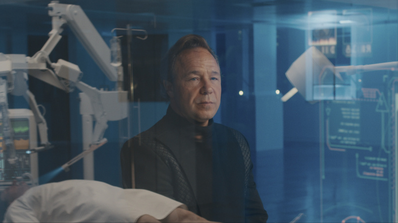   Netflix'teki Bodies'de Mannix rolünde Stephen Graham yer alıyor.