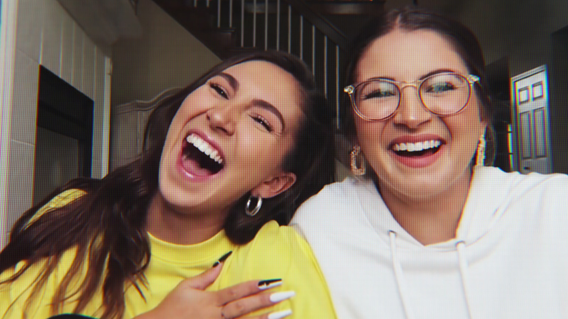   (Da esquerda para a direita) Melanie Wilking e Miranda Derrick em Dancing for the Devil: The 7M TikTok Cult