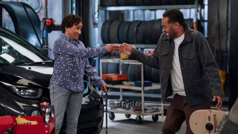   Η Wanda Sykes ως Lucretia και ο Mike Epps ως Bennie που γελάει στην 5η σεζόν The Upshaws