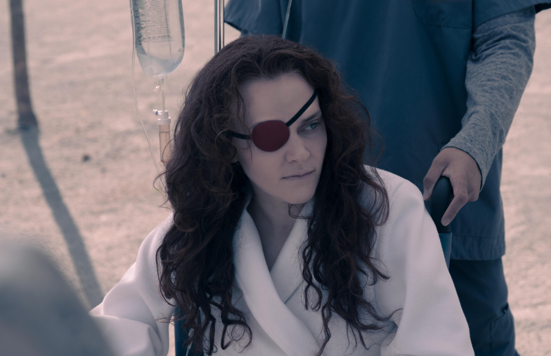   Madeline Brewer ใน The Handmaid's Tale