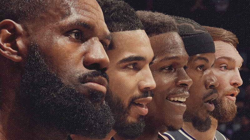   Lebron James, Jayson Tatum, Anthony Edwards, Jimmy Butler ja Domantas Sabonis Starting 5:n avaintaiteessa