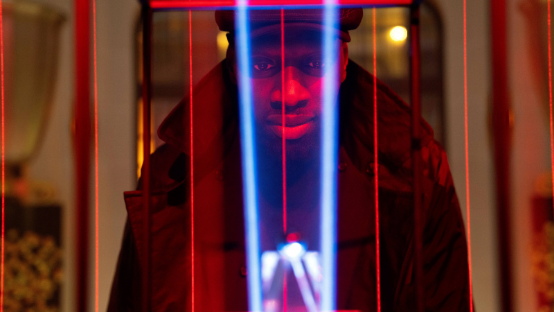   Assane Diop (Omar Sy) จ้องไปที่ Black Pearl ในปลอกของมันใน Lupin ตอนที่ 3 ตอนที่ 1