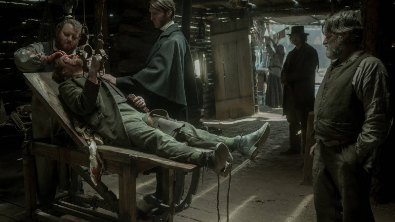   Dane DeHaan, Shea Whigham และ Alex Breaux ใน American Primeval ทาง Netflix