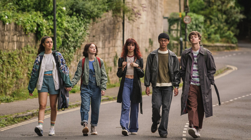   Cara (Asha Banks), Pip (Emma Myers), Lauren (Yali Topol Margalith), Zach (Raiko Gohara), Connor (Jude Morgan-Collie) A Good Girl'de birlikte sokakta yürüyorlar's Guide to Murder